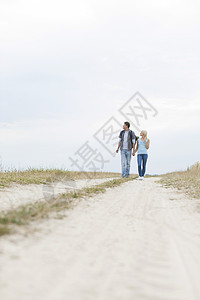 全长的年轻远足夫妇在田野路上行走远足者冒险男士女性休闲农村男性娱乐小路女朋友图片