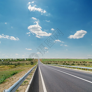 沥青路和蓝天空交通太阳天空运输场地地平线农村赛道场景爬坡图片