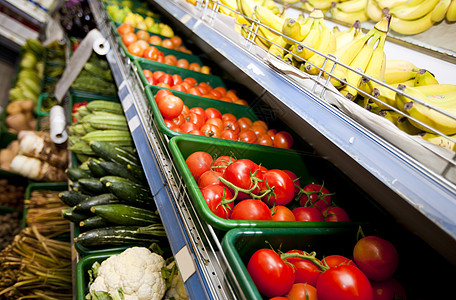 在超级超市展出的各种蔬菜和水果;图片