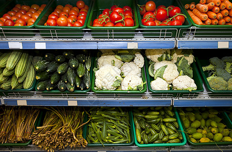 杂货店展示的新鲜蔬菜种类繁多图片