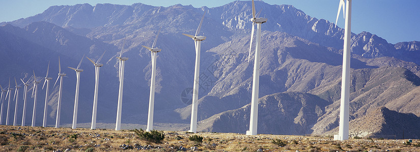 山脉前面的产生风力车行发电站列阳光技术涡轮纺纱减排能源全景风车螺旋桨电力图片
