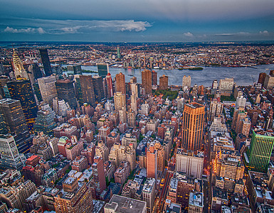 纽约市天际线 日落时城市摩天大楼图片