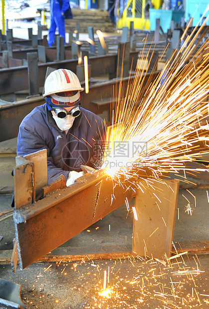工人使用火炬切割器切割金属安全火焰工厂火炬焊接维修眼镜乙炔焊机手套图片