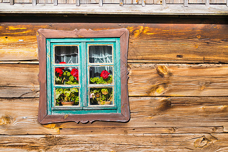 波兰农村老旧家园乡村房子窗户住宅古董建筑学木头木材家庭玻璃图片