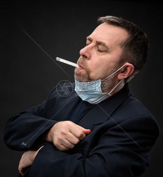 戴带温度计的医务面罩的人外科温度呼吸器预防性发烧感染男人面具情绪治疗图片