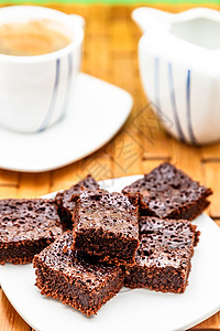 很多巧克力蛋糕正方形可可小吃核桃甜点美食食物营养盘子蛋糕图片