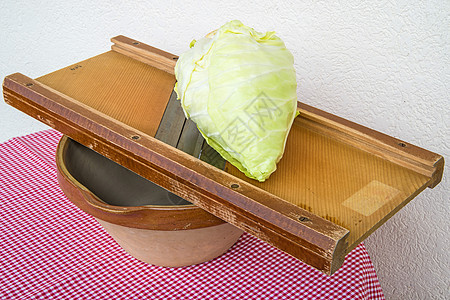 为德国酸菜切开甘蓝白色蔬菜手工传统家庭食物机器图片