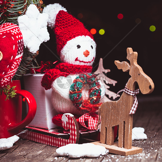 雪橇上的雪人红色礼物新年白色钩针花环背景盒子花圈雪花图片