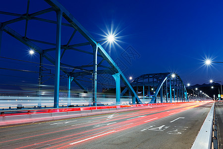 晚上在高速公路上繁忙交通市中心天空建筑商业踪迹景观金融日落通道天际图片