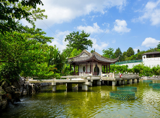 花园中传统的中国文化馆入口石头房子池塘建筑寺庙植物天空蓝色图片