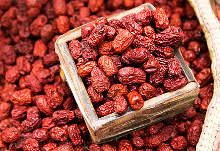 干燥的红jujube草本植物收成果实市场水果木头草本红色果子图片