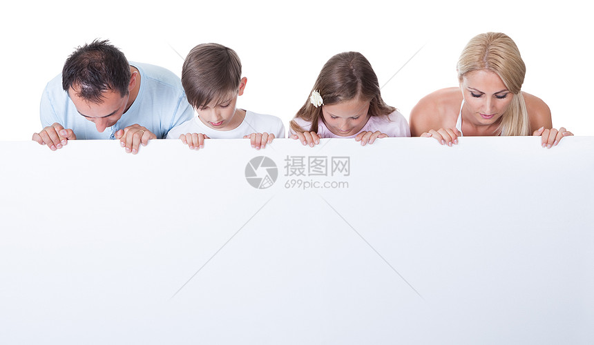 白板后面的家庭肖像中年人女儿男人木板男性喜悦标语女孩们金发女郎兄弟图片