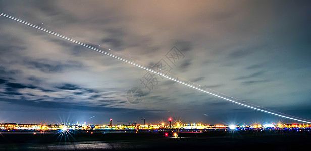 飞机灯在机场上方的charlotte 端观天线大都会小径飞机商业客机喷射跑道金融航空公司旅行背景
