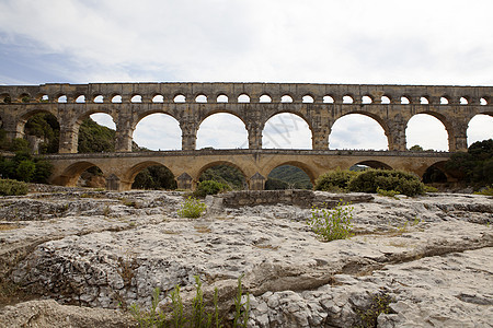 罗马建造的水渠的景象假期拱门建筑学废墟历史性石方建筑旅游地标石头图片