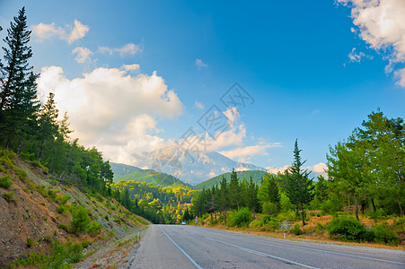 山路和日落的太阳高清图片