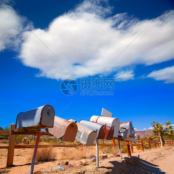 在加州莫瓦沙漠一连排的Grunge邮件箱沙漠干旱国家邮箱旅行岩石地质学天空公园峡谷图片