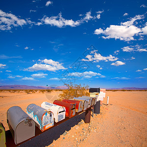 加利福尼亚莫威沙漠美国区的Grunge邮件箱衬套公园太阳峡谷编队国家岩石地质学沙漠橙子图片