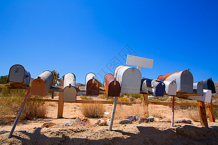 在加州莫瓦沙漠一连排的Grunge邮件箱土地峡谷蓝色公园太阳编队沙漠天空干旱土壤图片