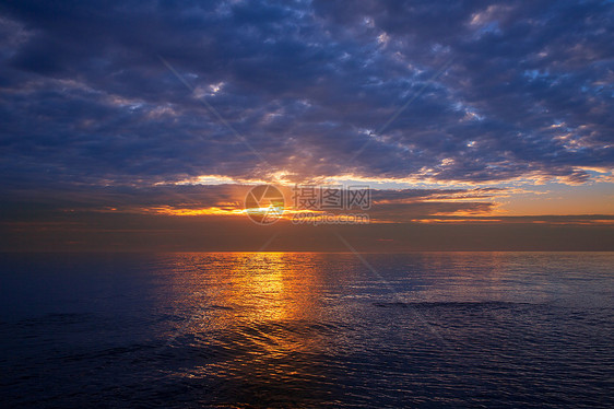 地中海海日落日升紫色天空日落天堂天气风景地平线场景戏剧性蓝色图片