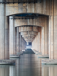 在高速公路下水泥建筑立交桥柱子通道旅行空白反射运输图片