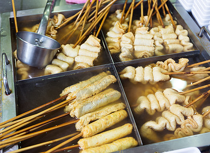 韩国当地食物 鱼蛋糕肉丸美食木头烹饪香料市场小吃街道摊位背景图片