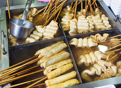韩国当地食物 鱼蛋糕肉丸美食木头烹饪香料市场小吃街道摊位背景图片
