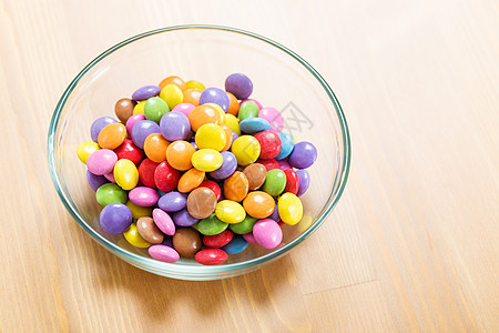 碗中的糖果红色橙子团体甜点紫色黄色食物绿色白色粉色图片