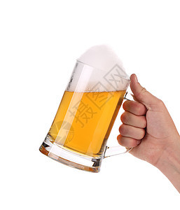 手握着啤酒的杯子 与泡沫食物派对玻璃流动文化酒吧金子液体高脚杯庆典图片
