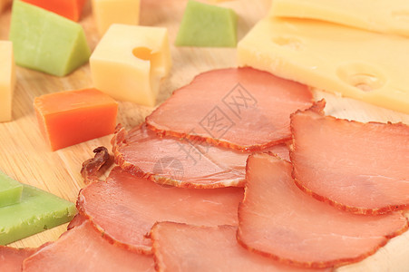 瓦鲁乌斯奶酪和西红柿贴近了早餐盘子拼盘美食蓝色小吃模具食物木头大理石图片