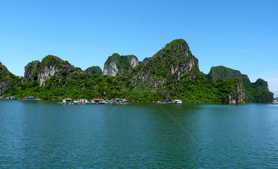 著名的哈隆湾浮游村的渔民天空岩石地标村庄森林石灰石旅行旅游巡航游客图片