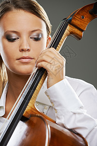 美丽的大提琴家音乐家女孩女性女子独奏者交响乐音乐乐器大提琴手古典音乐图片