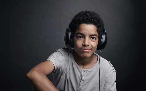 音乐影棚青少年概念性孩子青年乐趣听力耳机头肩种族图片