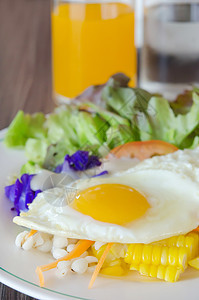 炒菜上加鸡蛋和沙拉白色玉米绿色油炸奶油食物盘子蔬菜黄色图片