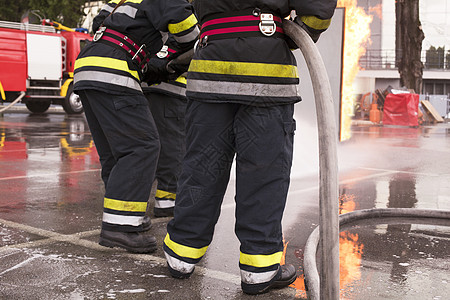 消防员火焰情况喷涂安全警报训练烧伤水带消防车危险图片