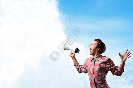 一名年轻人用扩音器喊叫的肖像精力老板男性管理人员放大器商业扬声器情感公告公司图片
