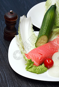 鲑鱼和蔬菜胡椒课程盘子海鲜厨房烹饪健康饮食食物洋葱鱼片图片