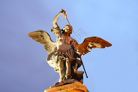 低角度的天使雕像图片
