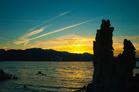 湖边的岩层湖岸天空风景地质学山脉日落摄影岩石场景旅游图片