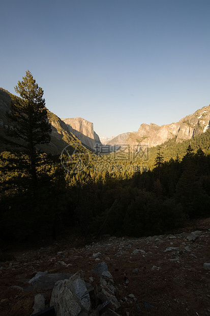 约塞米特河谷场景瀑布山谷岩石风景悬崖树木穹顶酋长新娘图片