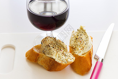 面包和奶酪瓶子木板酒精美食玻璃厨房饮料派对盘子小吃图片