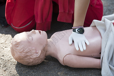急救急救培训人员生活服务疾病护理人员医学救生员胸部稻草按摩图片