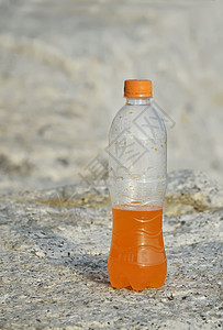 石头上的橙汁图片