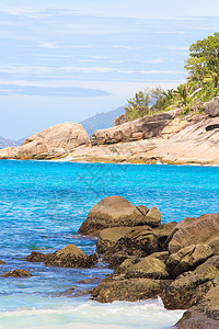 塞舌尔拥有大宝石的绿松石异地环礁湖旅行海洋悬崖海浪花岗岩棕榈天空海岸石头叶子图片