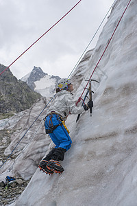 女孩爬上冰面运动绳索顶峰岩石冒险远足寂寞孤独天空冰川图片
