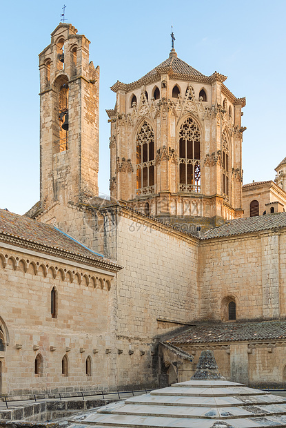 西班牙加泰罗尼亚巴塞罗那附近的波布尔特修道院风格大教堂地方风光建筑学教会田园建造窗户历史图片