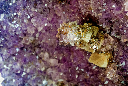 紫水晶反射紫色珠宝石英石头装饰品石疗岩石宝石服装背景图片