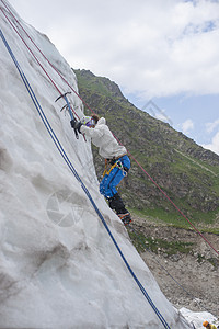 女孩爬上冰面岩石冒险远足愿望孤独冰川女性顶峰寂寞图片