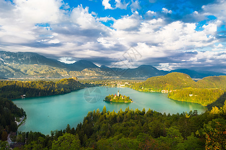 在斯洛文尼亚Julian Alps的湖中流血地标旅行高山反射村庄蓝色教会全景森林风景图片