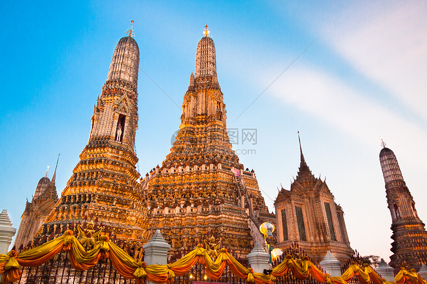 泰国曼谷的Watrun寺庙财富宝塔佛塔景点天空文化丝带佛教徒精神地标图片
