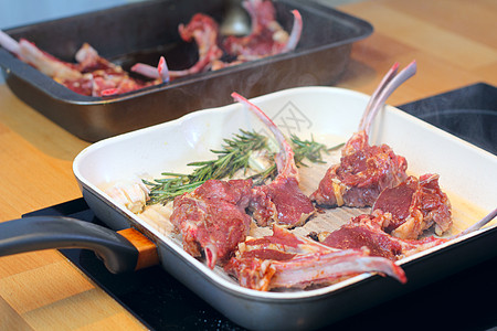 烧碎的肉片猪肉团体食物肋骨羊肉油炸平底锅美食牛扒厨房图片